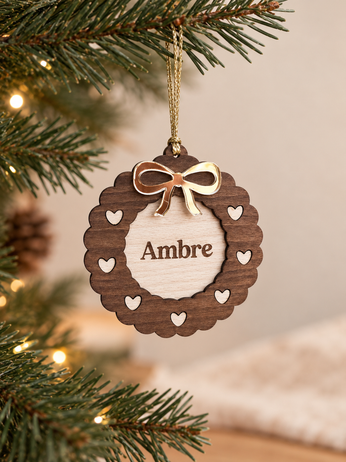 Boule de Noël Couronne Personnalisée – Prénom Gravé en Bois et Nœud Doré