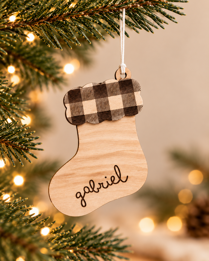 Boule de Noël Chaussette Personnalisée – Prénom Gravé en Bois