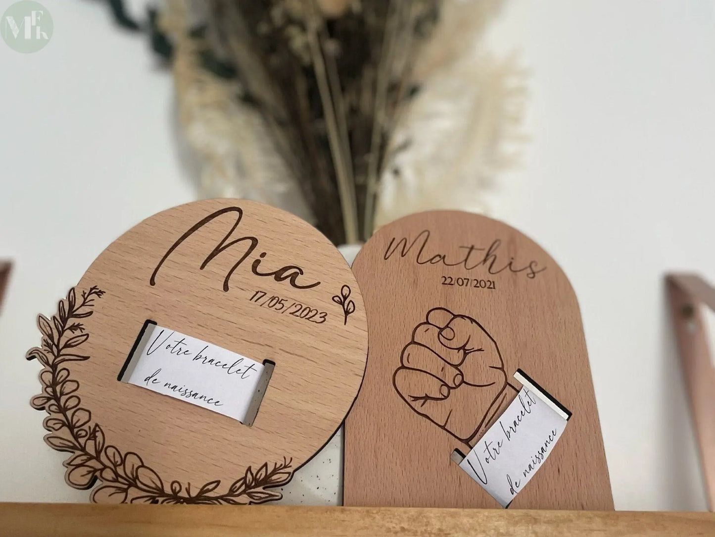 Porte bracelet de naissance en bois gravé My French Keyring