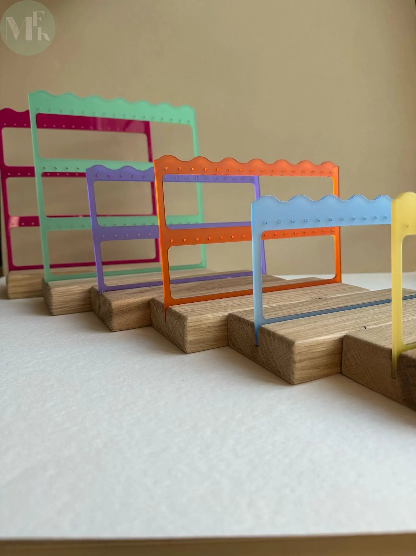 Présentoir à Boucles d’Oreilles – Modèle "OPTIMIST" | Jusqu’à 24 Paires | Gravure Logo | Design Moderne Atelier MFK