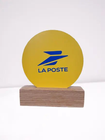 Trophée personnalisé en bois ou plexiglass – fabrication sur mesure Atelier MFK