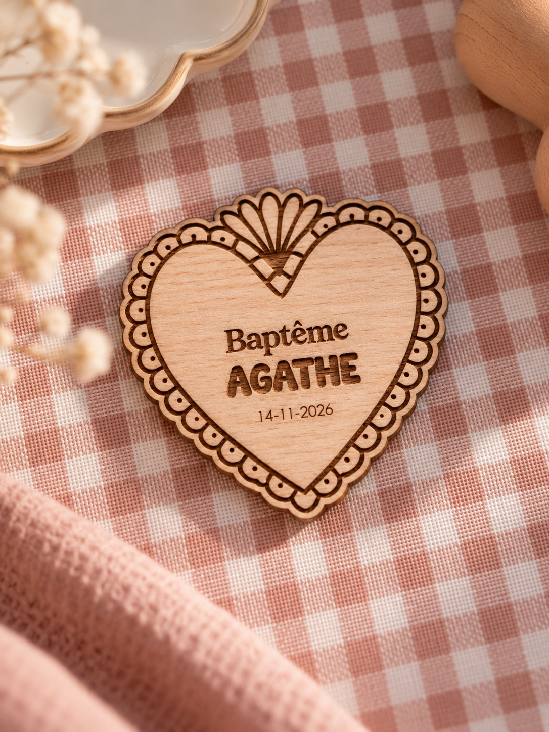 Magnet de baptême en bois personnalisé – Cœur dentelle - ex-voto Atelier MFK