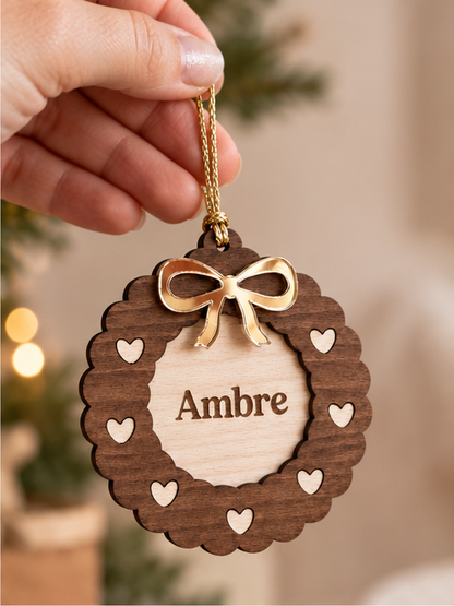 Boule de Noël Couronne Personnalisée – Prénom Gravé en Bois et Nœud Doré
