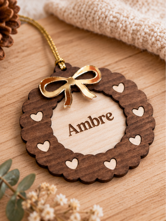 Boule de Noël Couronne Personnalisée – Prénom Gravé en Bois et Nœud Doré