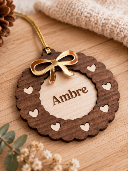 Boule de Noël Couronne Personnalisée – Prénom Gravé en Bois et Nœud Doré