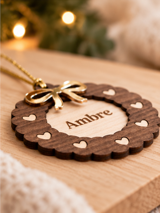 Boule de Noël Couronne Personnalisée – Prénom Gravé en Bois et Nœud Doré