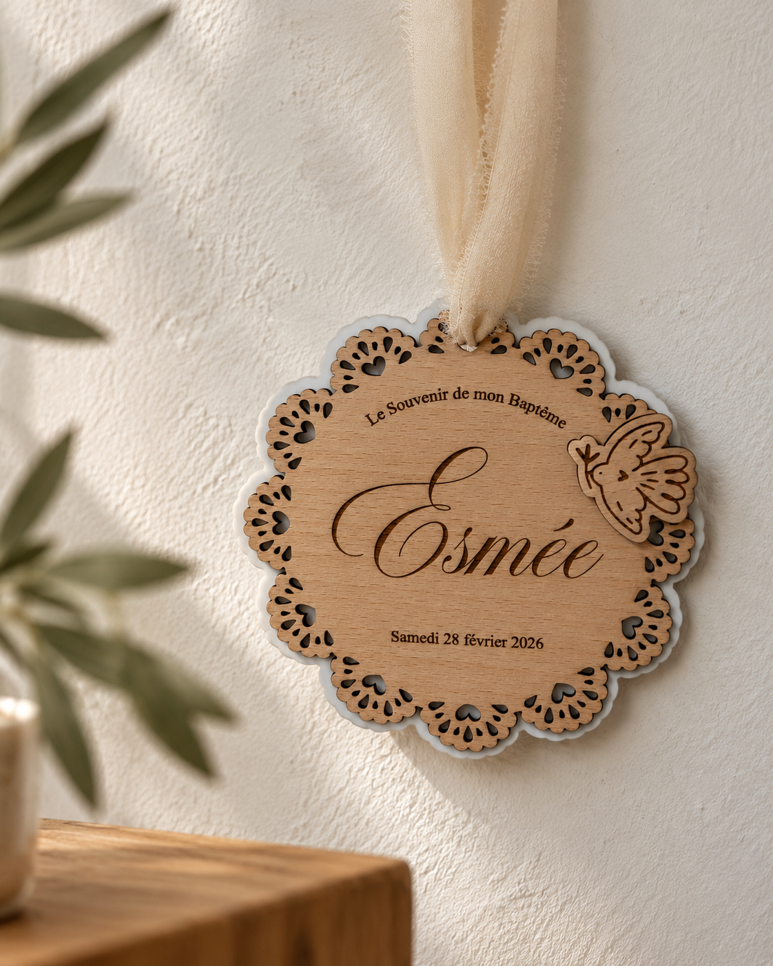Médaillon Cadeau de Baptême Personnalisé en Bois Dentelle – Colombe, Prénom & Date Atelier MFK