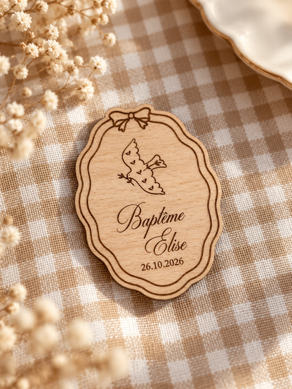 Magnet baptême personnalisé en bois – Cadeau invité colombe gravé prénom Atelier MFK