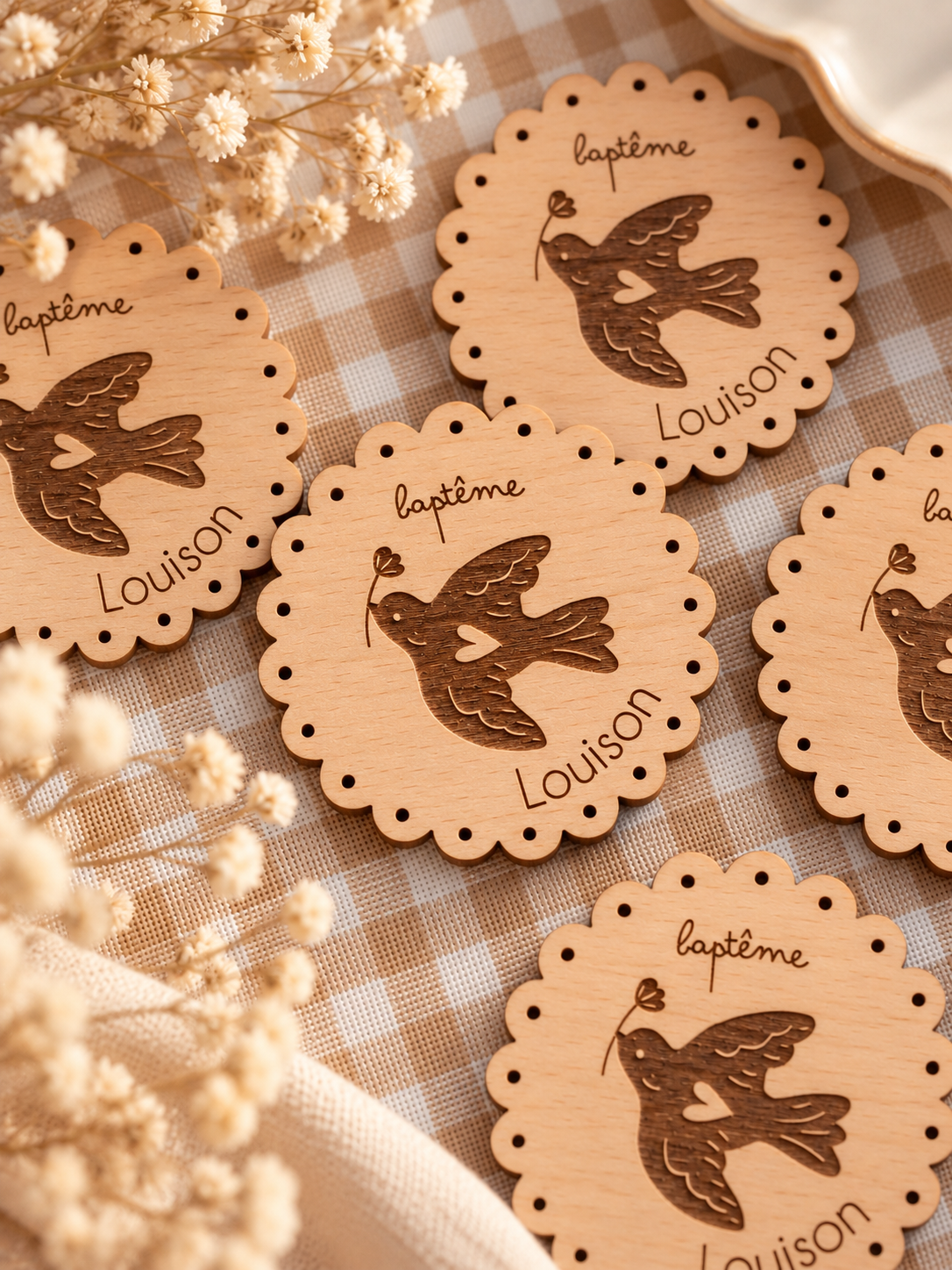 Magnet baptême festonné en bois – Cadeau invité colombe personnalisé prénom (Copie) Atelier MFK