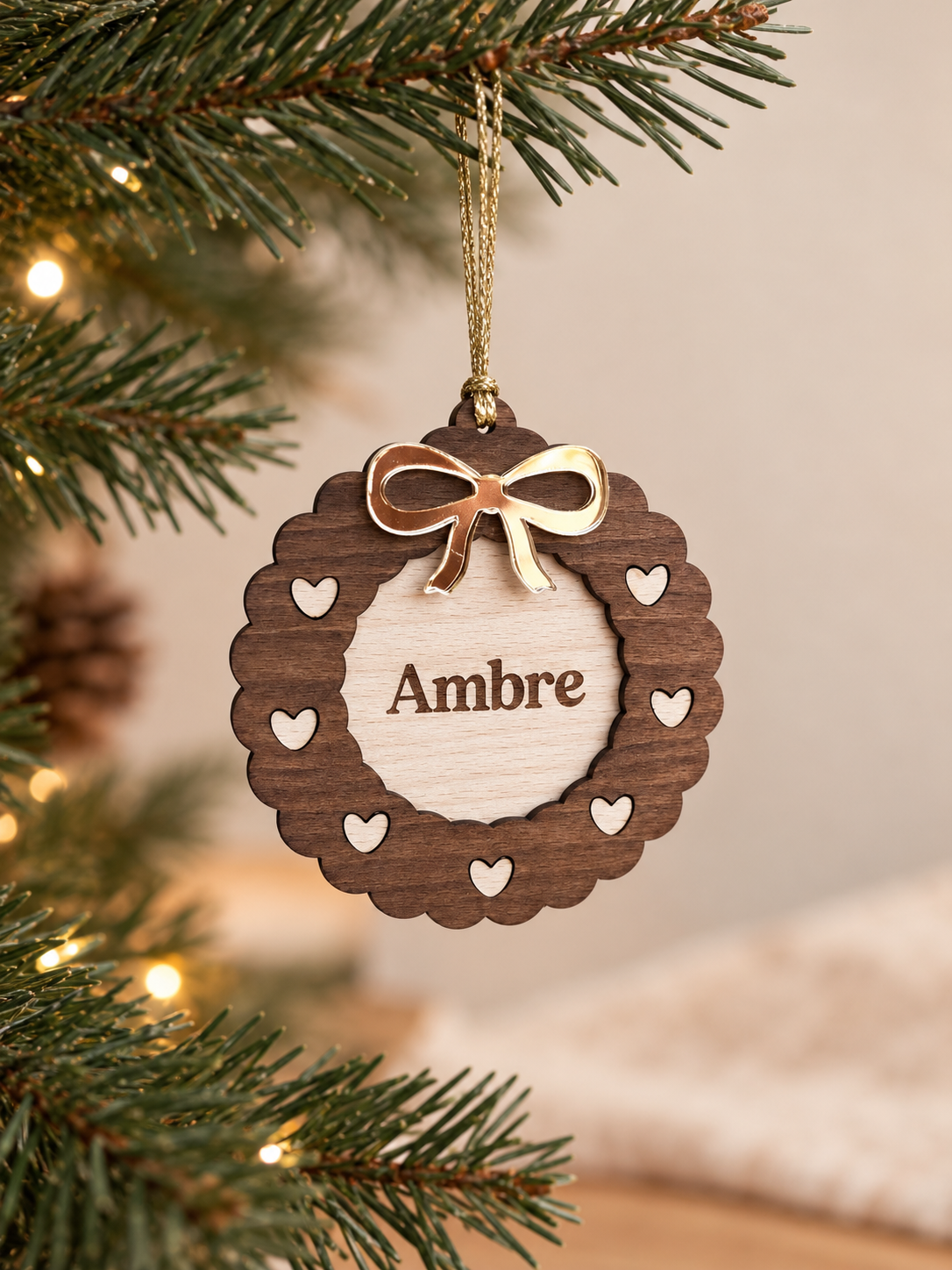 Boule de Noël Couronne Personnalisée – Prénom Gravé en Bois et Nœud Doré