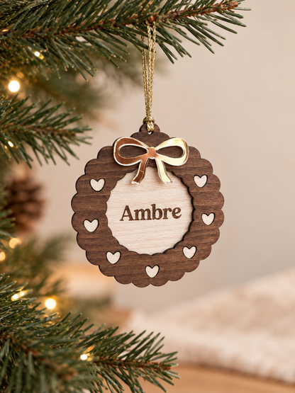 Boule de Noël Couronne Personnalisée – Prénom Gravé en Bois et Nœud Doré