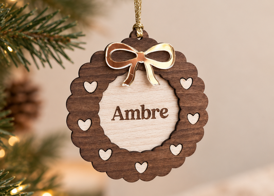 Boule de Noël Couronne Personnalisée – Prénom Gravé en Bois et Nœud Doré