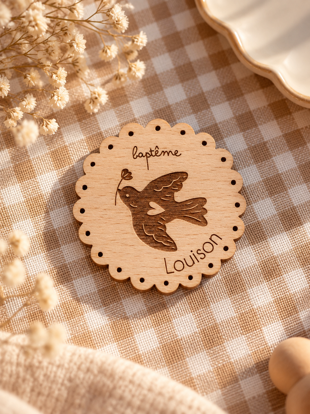 Magnet baptême festonné en bois – Cadeau invité colombe personnalisé prénom (Copie) Atelier MFK