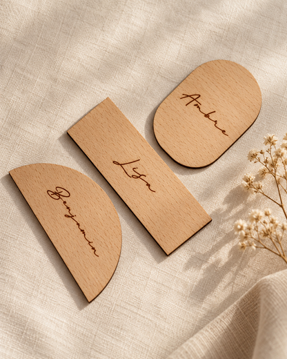 Marque-Place en Bois Gravé Personnalisé – Mariage & Baptême My French Keyring