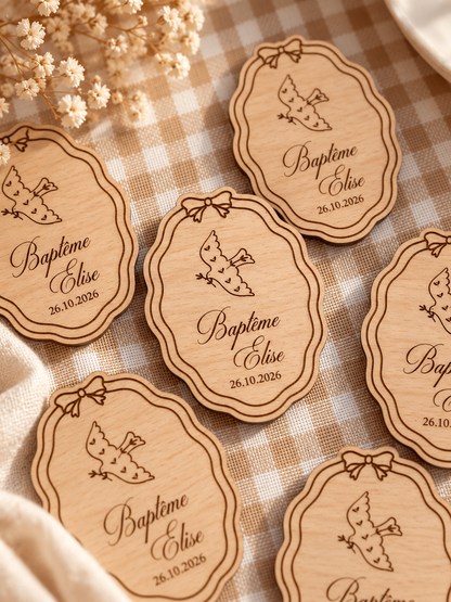 Magnet baptême personnalisé en bois – Cadeau invité colombe gravé prénom Atelier MFK