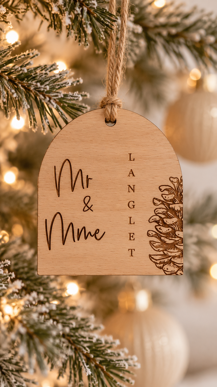 Boule de Noël Personnalisée Famille en Bois Gravé – Nom de Famille, Motif Sapin Atelier MFK