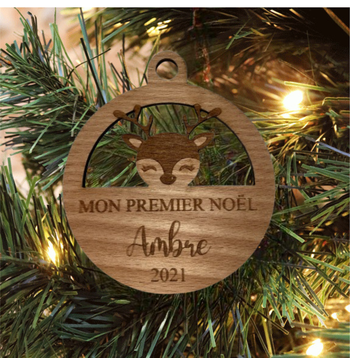 Boule de Noël en bois gravée « Mon premier Noël » dans le sapin
