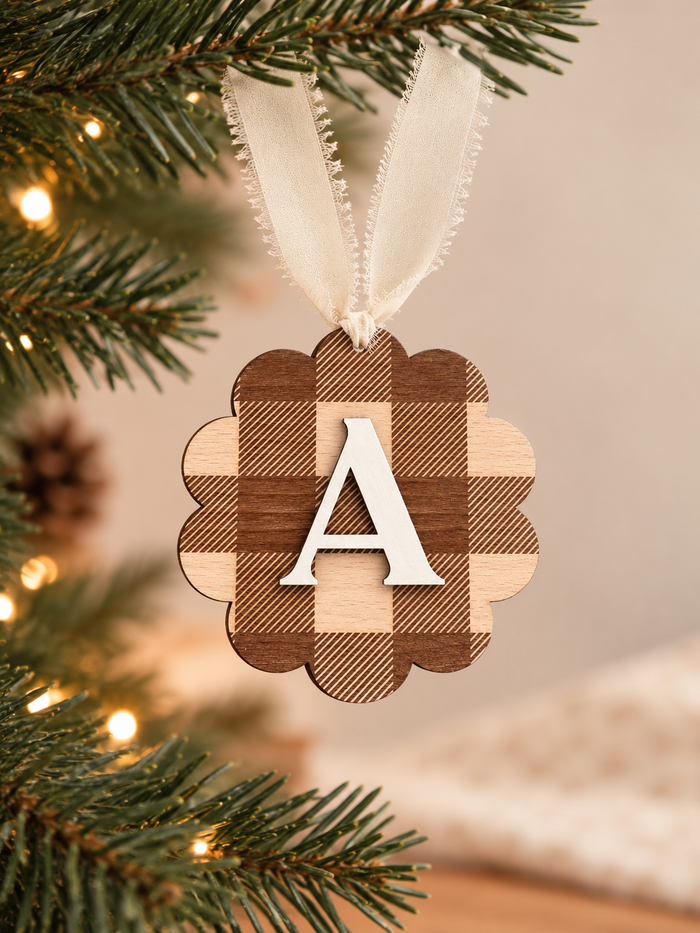 Boule de Noël Initiale Personnalisée – Carreaux Bûcheron en Bois Atelier MFK