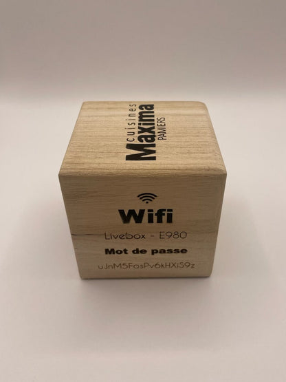 Cube en bois personnalisé publicitaire gravé (Wifi,Fonction,QR code)