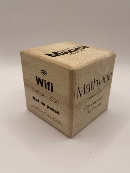 Cube en bois personnalisé publicitaire gravé (Wifi,Fonction,QR code)