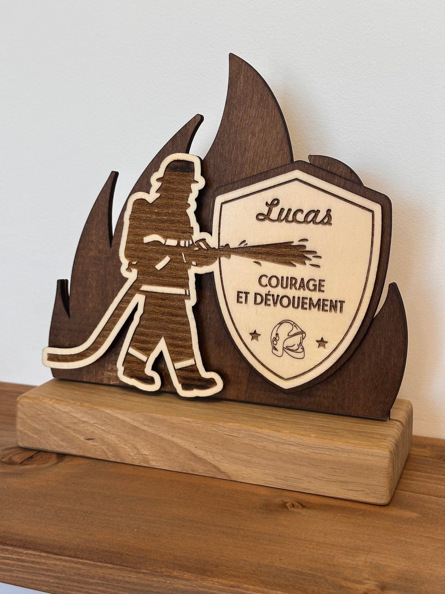 Trophée personnalisé en bois et plexiglass – fabrication sur mesure Atelier MFK