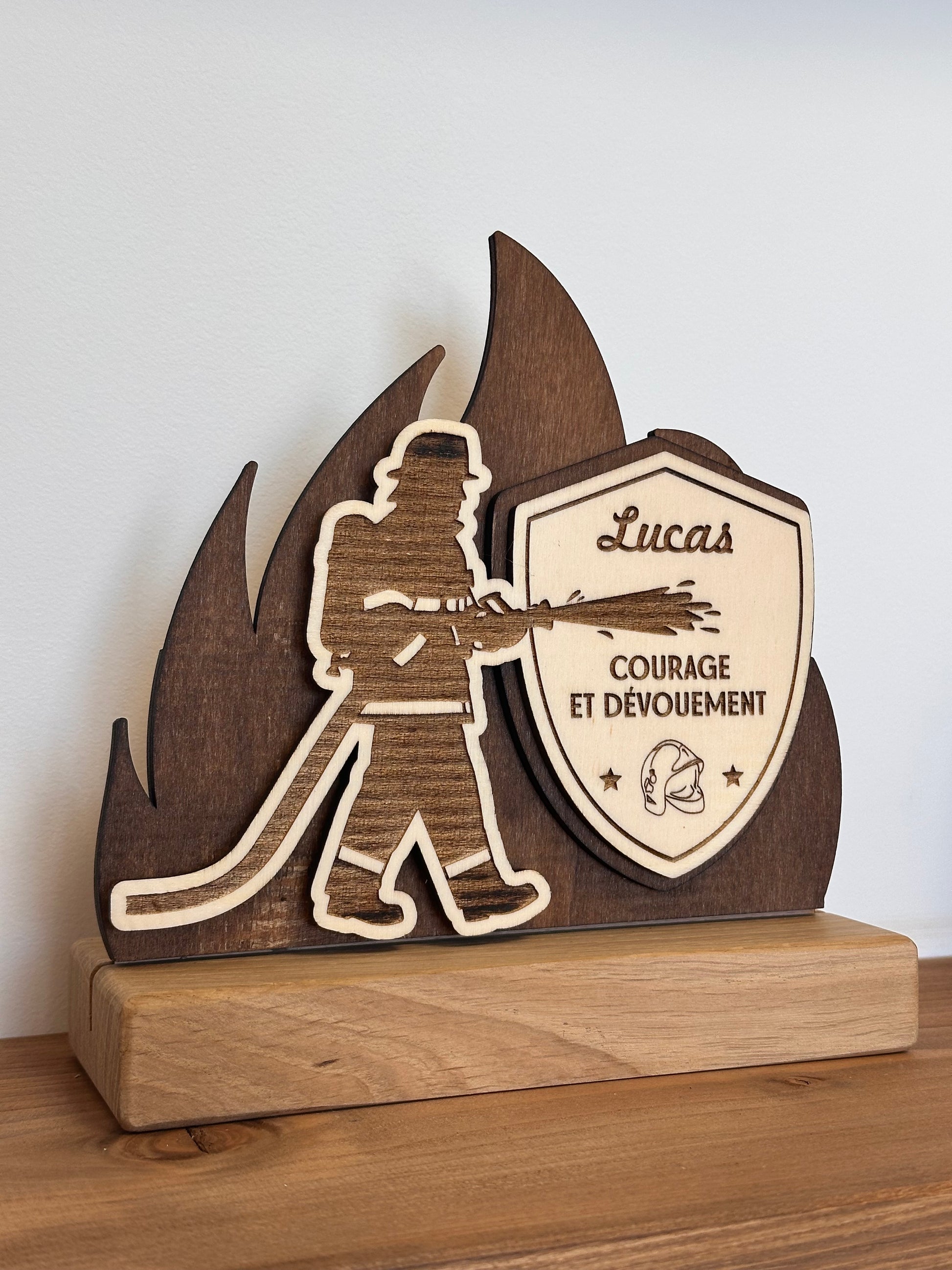 Trophée personnalisé en bois et plexiglass – fabrication sur mesure Atelier MFK