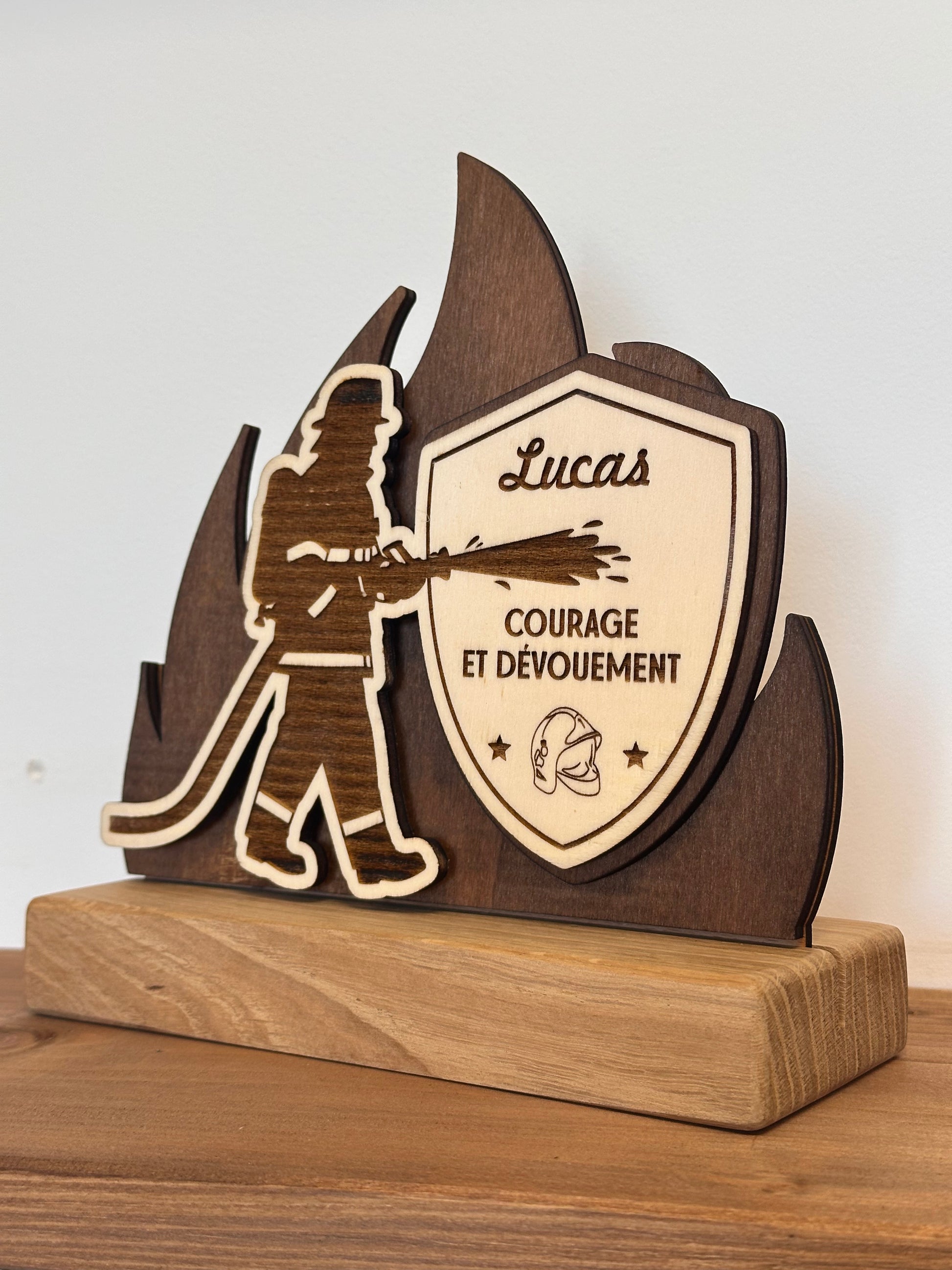 Trophée personnalisé en bois et plexiglass – fabrication sur mesure Atelier MFK