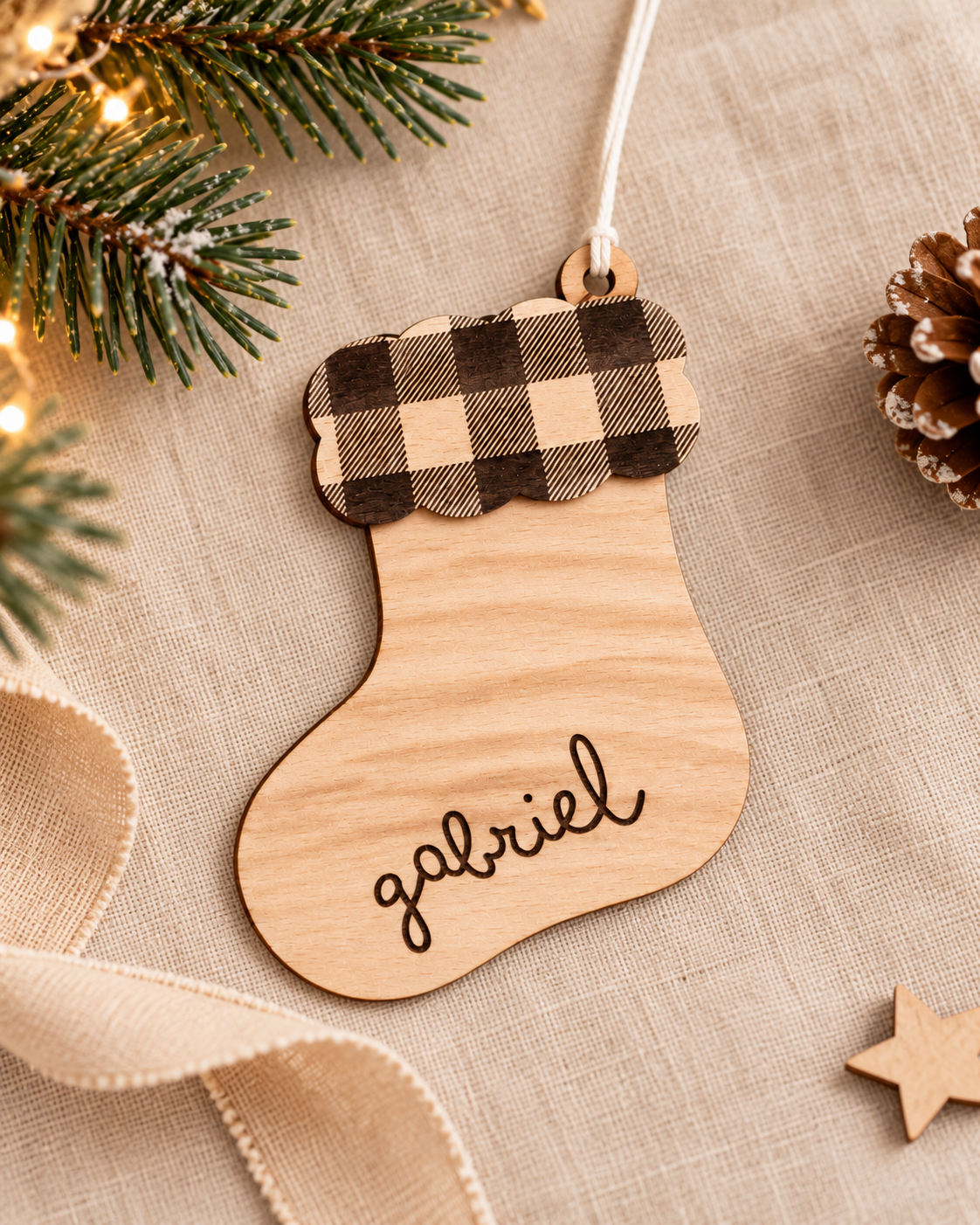 Boule de Noël Chaussette Personnalisée – Prénom Gravé en Bois
