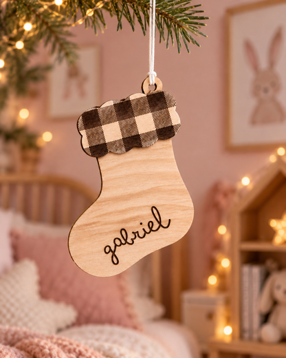 Boule de Noël Chaussette Personnalisée – Prénom Gravé en Bois