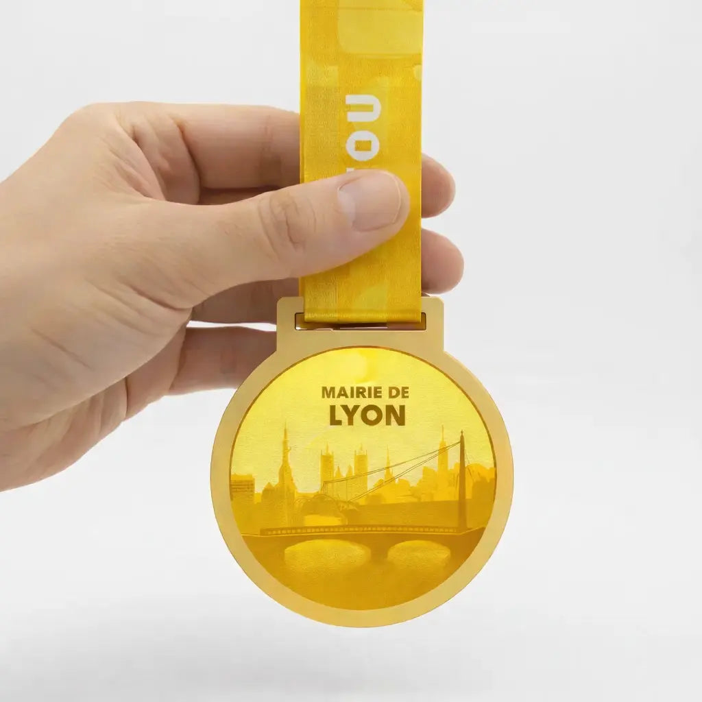 Médaille en bois publicitaire personnalisée Atelier MFK