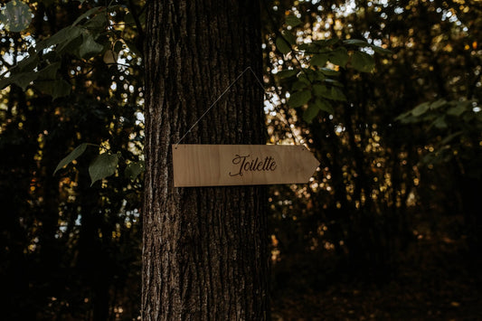 Panneau de direction en bois gravé My French Keyring