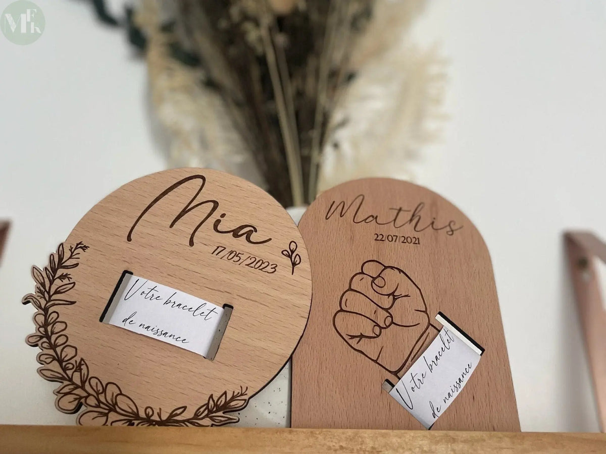Porte-bracelet de naissance en bois gravé