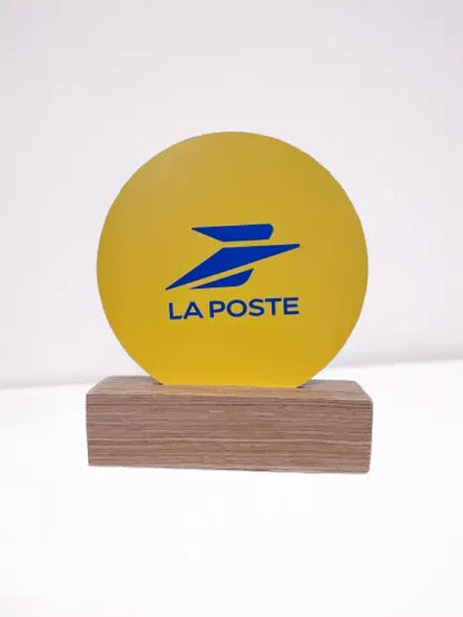 Trophée personnalisé en bois ou plexiglass – fabrication sur mesure Atelier MFK