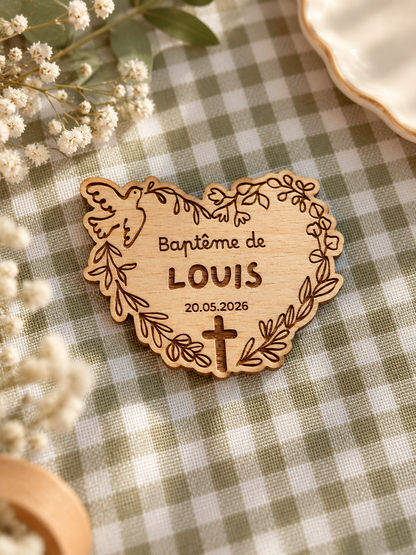 Magnet de baptême en bois personnalisé – Cœur colombe & feuillage Atelier MFK