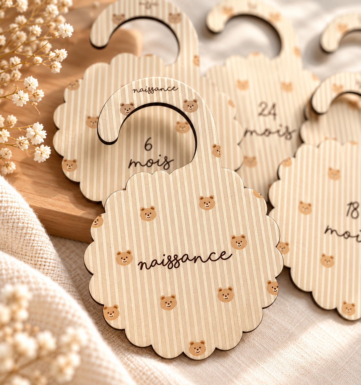Porte-bracelet de naissance en bois gravé