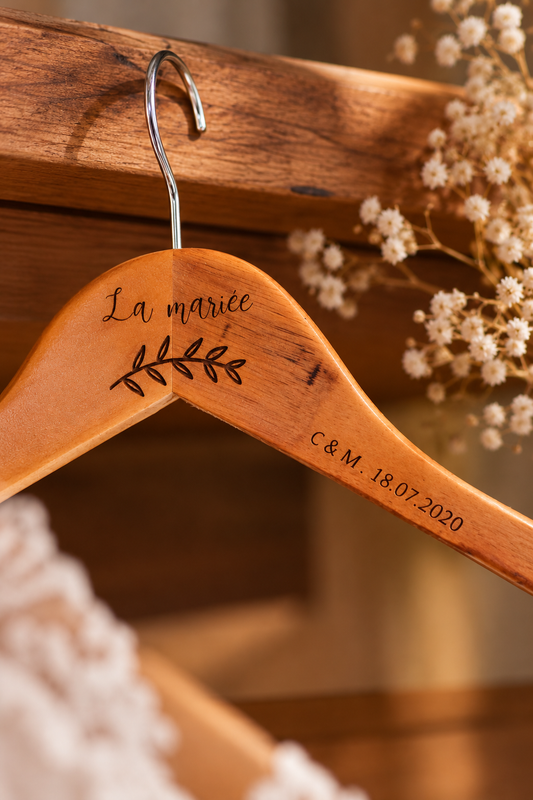 Cintre en Bois Personnalisé Mariage – Robe de Mariée & Costume Atelier MFK