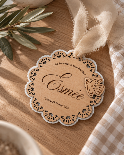 Médaillon Cadeau de Baptême Personnalisé en Bois Dentelle – Colombe, Prénom & Date Atelier MFK