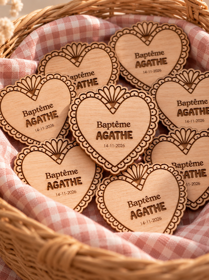 Magnet de baptême en bois personnalisé – Cœur dentelle - ex-voto Atelier MFK